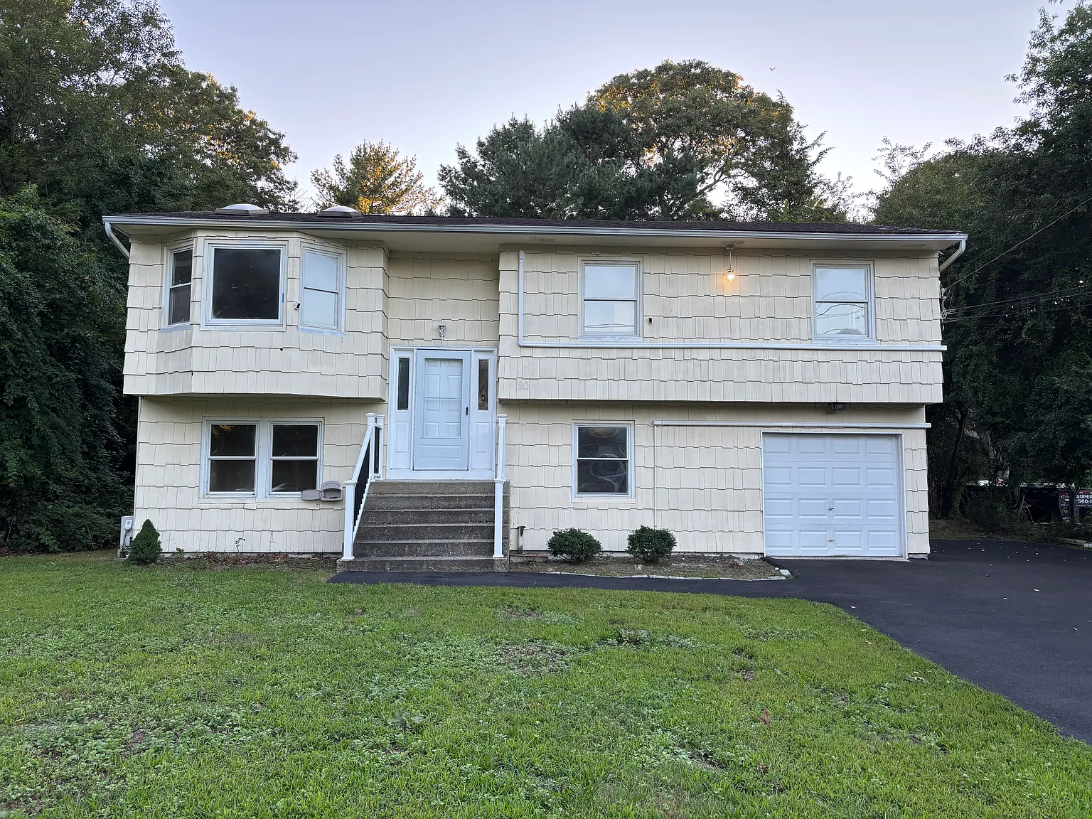 5 bed, 2.5 bath, 2500 sqft, $4,998 — Photo 1