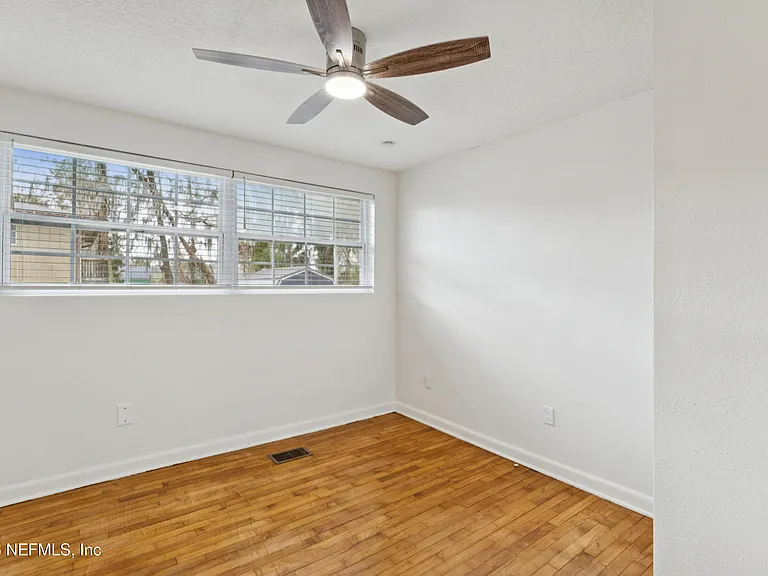 1900 Lake Shore Blvd — Photo 21