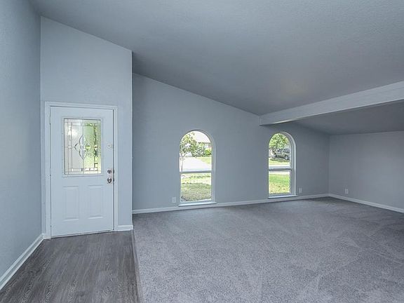 4th image of 4124 Hawthorn Ln