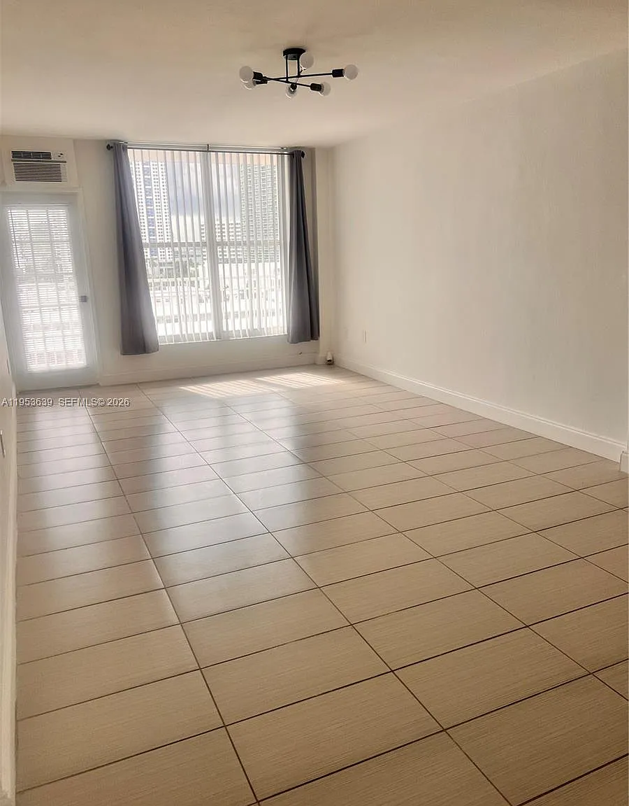 Lincoln Towers Condo — Photo 4