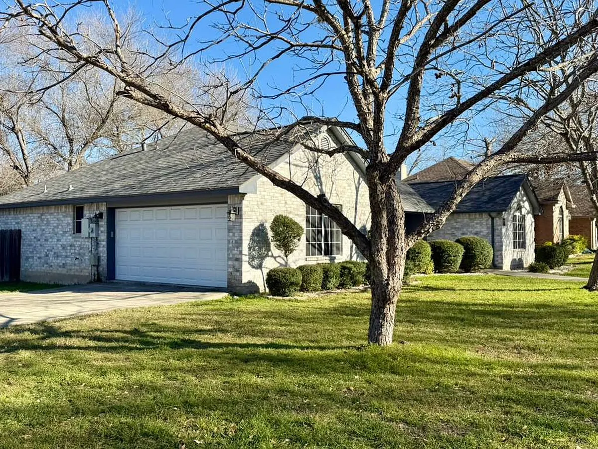 Building Photo - 1213 Camellia Ln