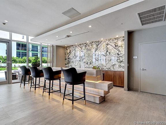 5th image of 488 NE 18th St Unit 1005