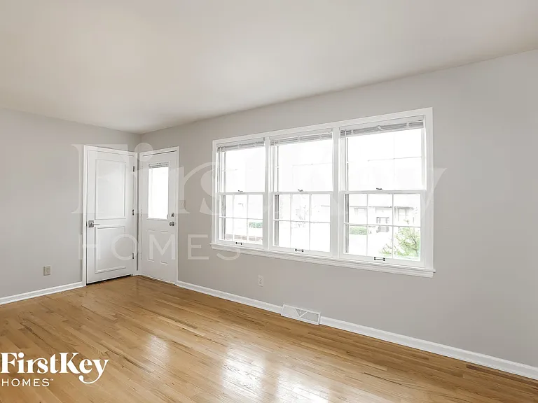 7625 NW Milrey Dr — Photo 3