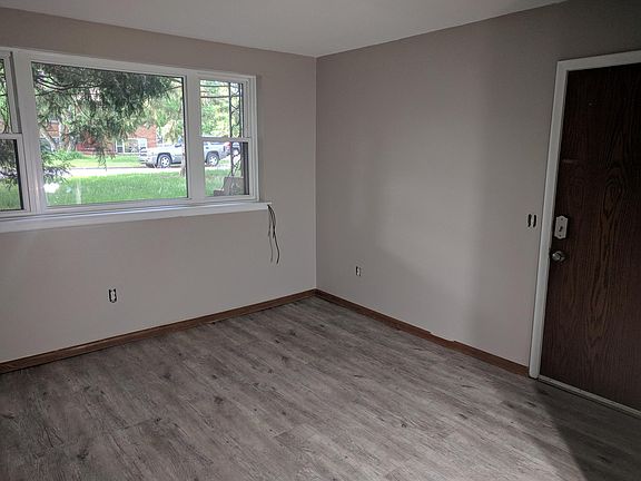 2nd image of 140 Mississippi Pl NE APT 4