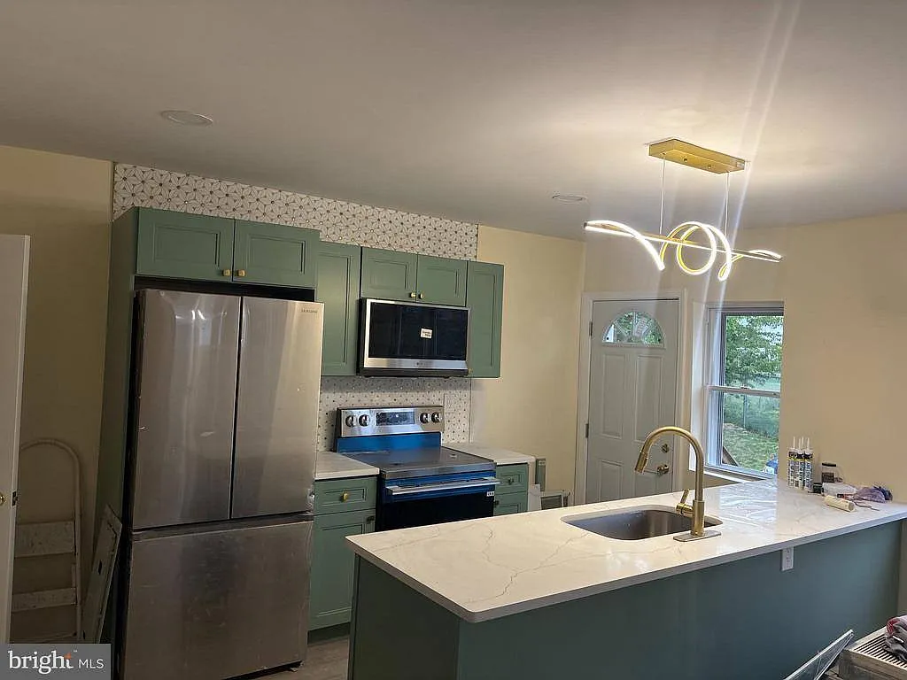 5 bed, 1.5 bath, 1600 sqft, $2,800 — Photo 3