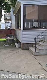 3 season room/patio off back of house