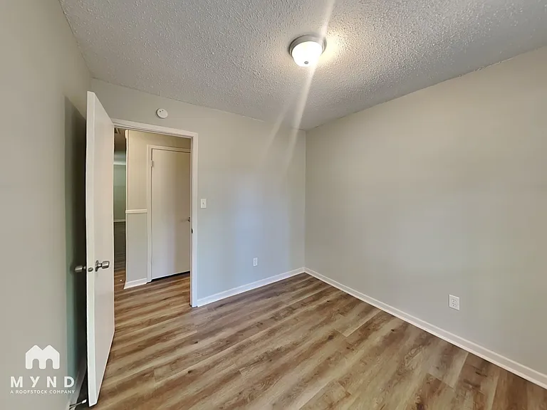 5910 Honeysuckle Cir — Photo 15