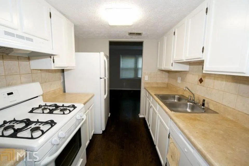 145 Roswell Commons Way — Photo 4