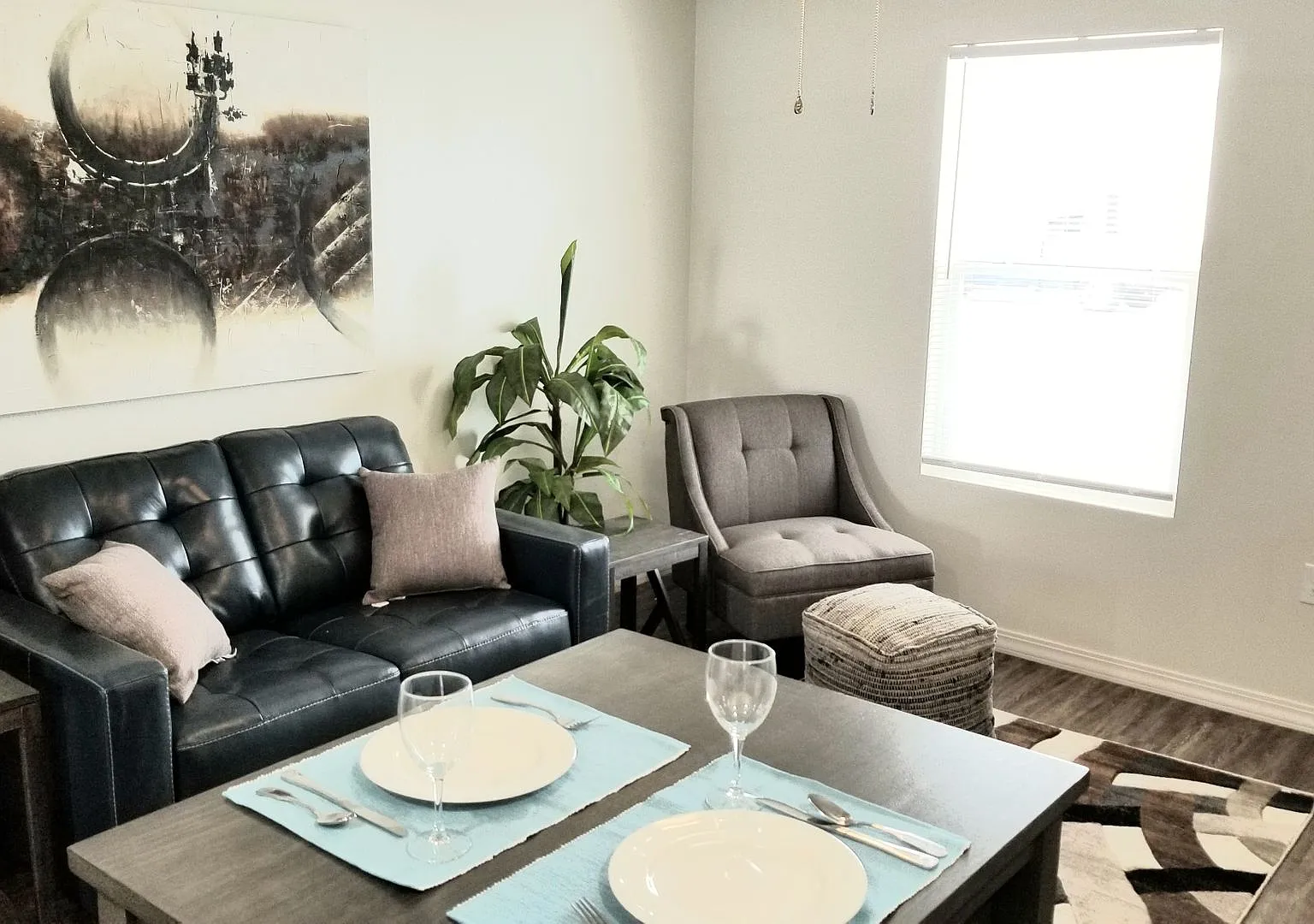 New Luxury One Bedroom Apartment Fully Furnished — Photo 4