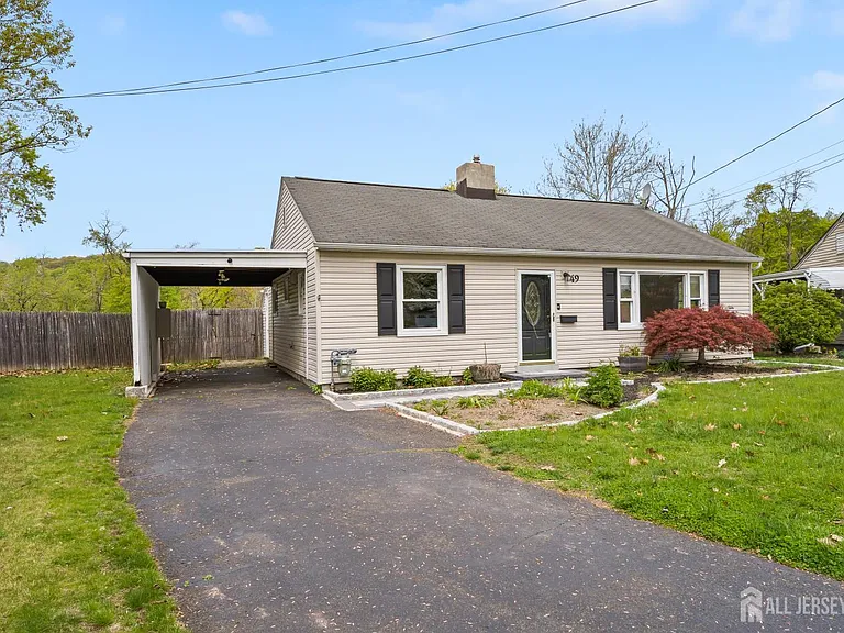 49 Louis Ave — Photo 2