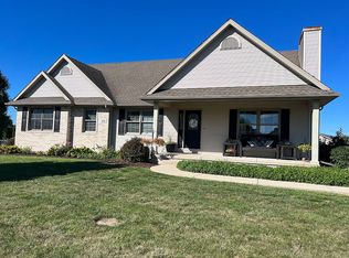 129 Windward Ln, Rochelle, IL 61068