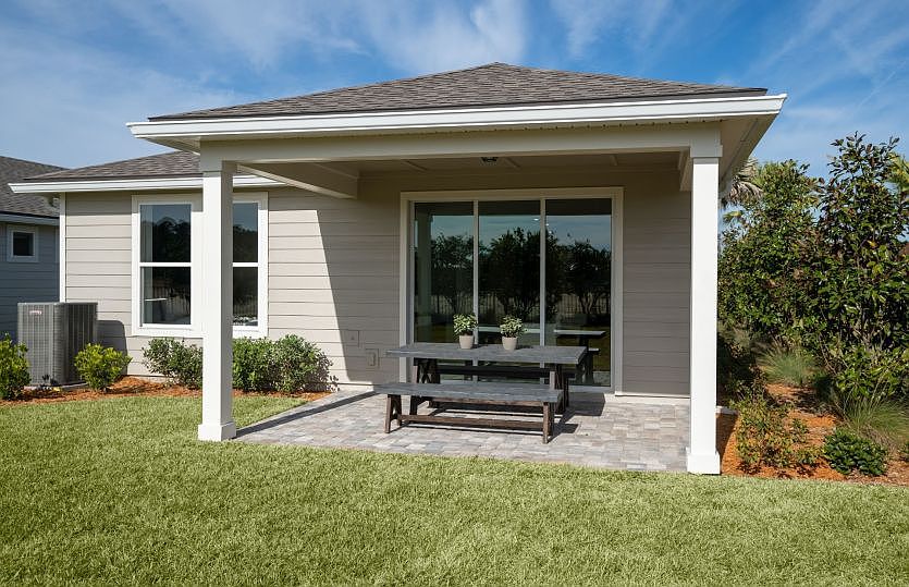 Lanai, great for enjoying a meal or relax while taking in the view