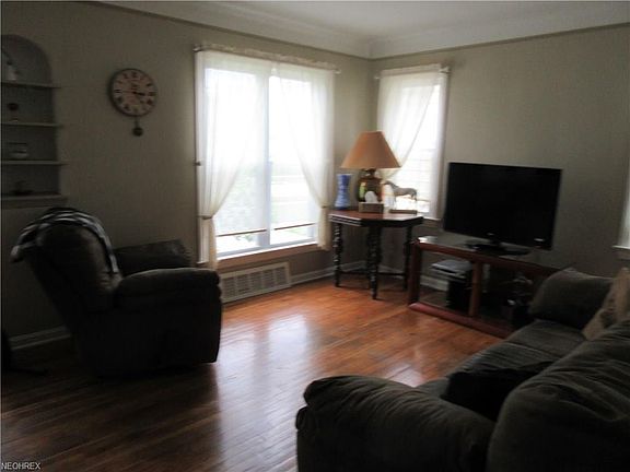 3rd image of 6829 Glencoe Ave