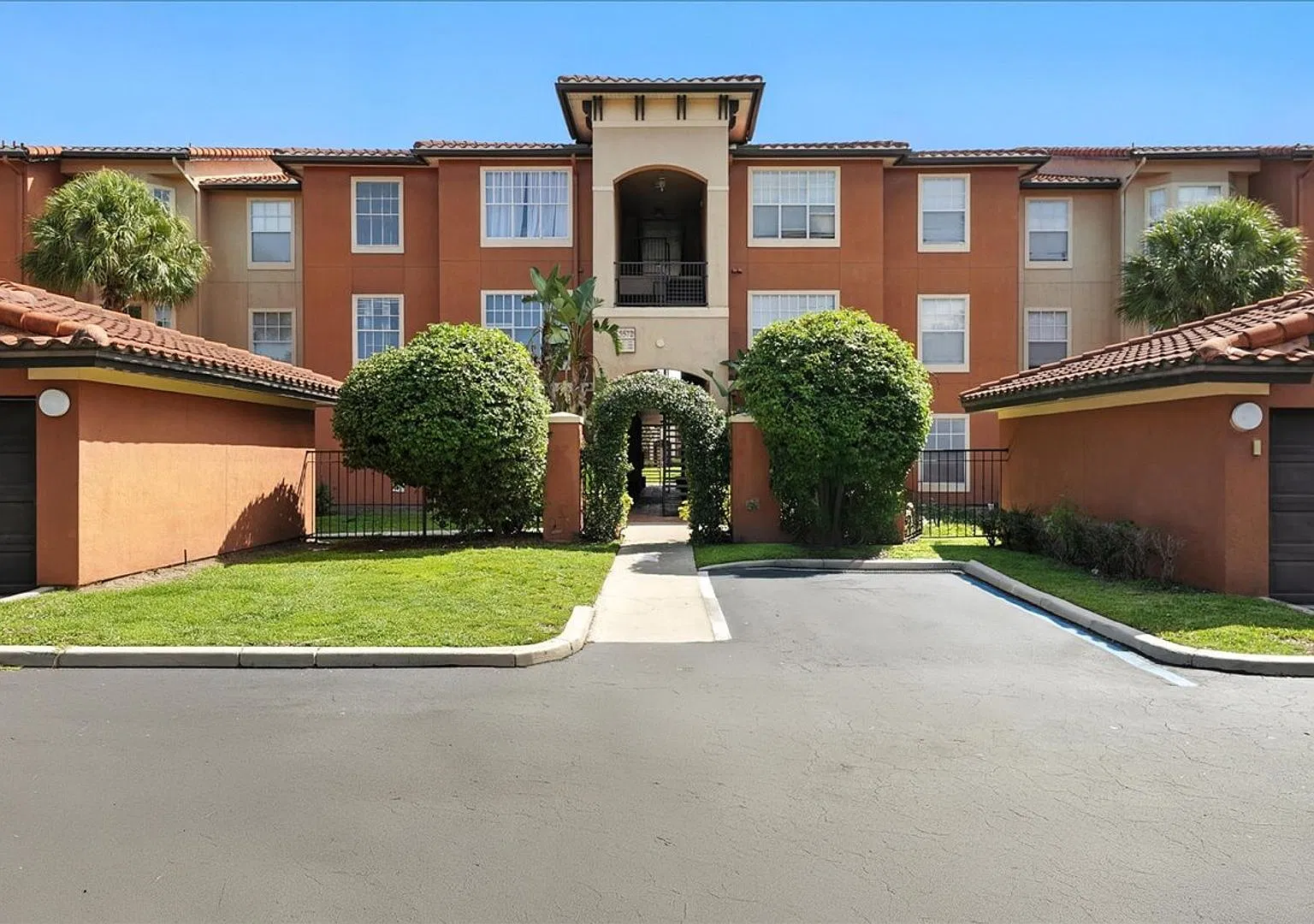 3 BR / 2 BA Condo In The Palms Club — Photo 1