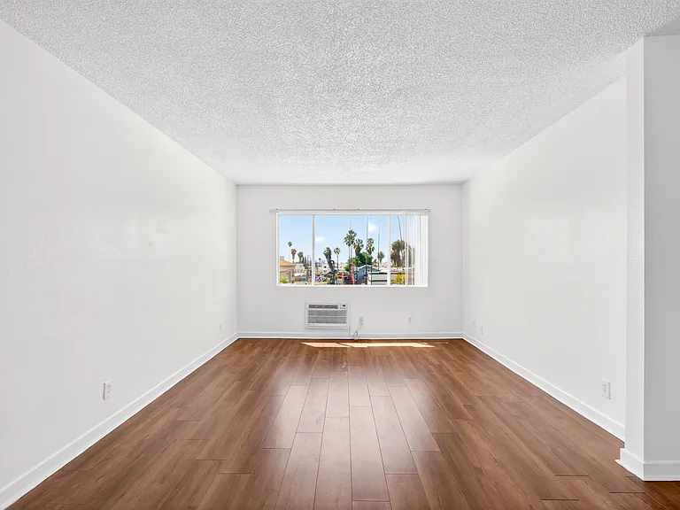 Serrano Apartments — Photo 11