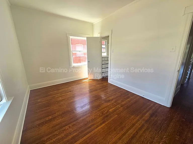 336 W 9th St — Photo 10