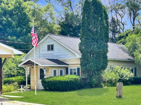 1198 Carlisle Rd, Traverse City, MI 49696