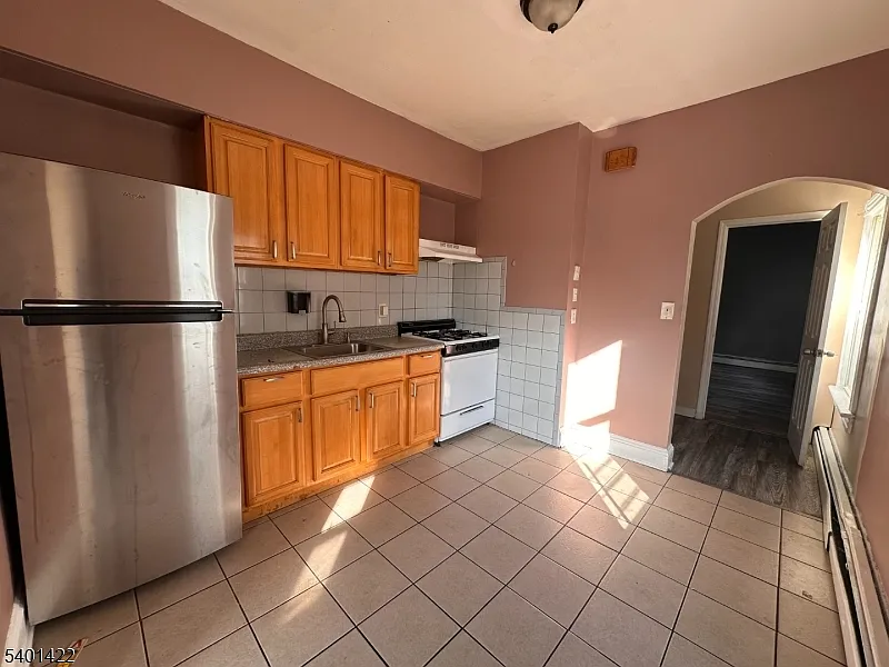 3 bed, 1.0 bath, $2,200 — Photo 3