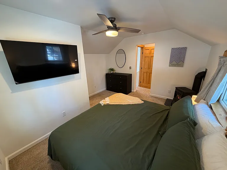 upstairs king bedroom