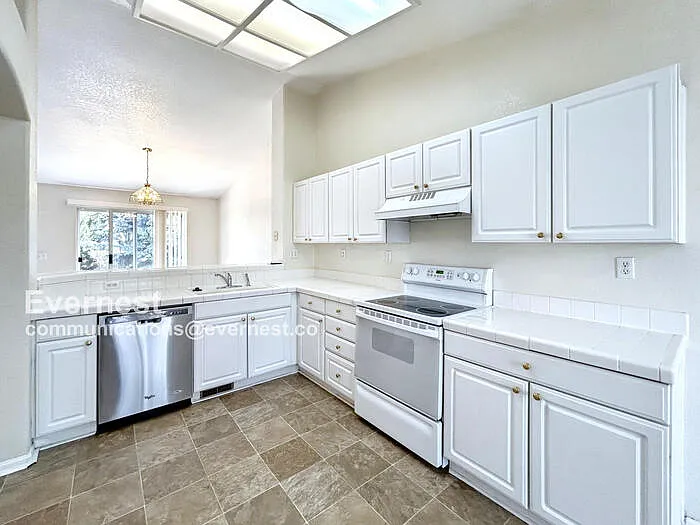 3 bed, 2.0 bath, 2680 sqft, $2,147 — Photo 4