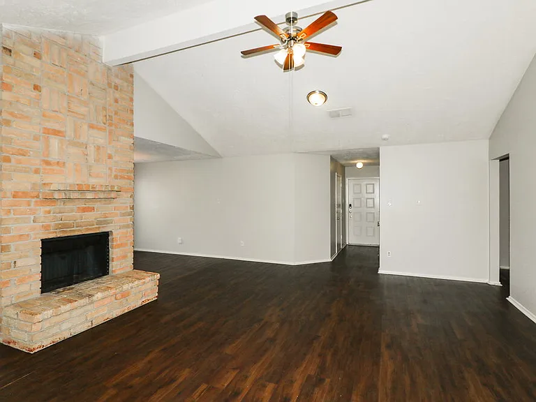 15826 Beechnut St — Photo 4