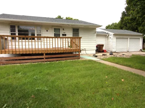 530 Farnham Ave, Farnhamville, IA 50538