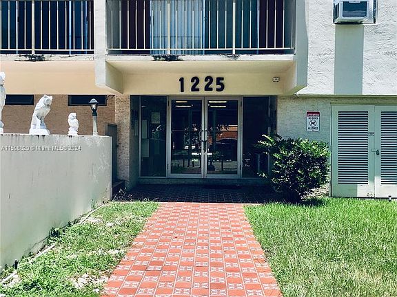 2nd image of 1225 NE 124th St APT 28B