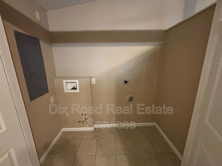 702 Arthur St — Photo 10