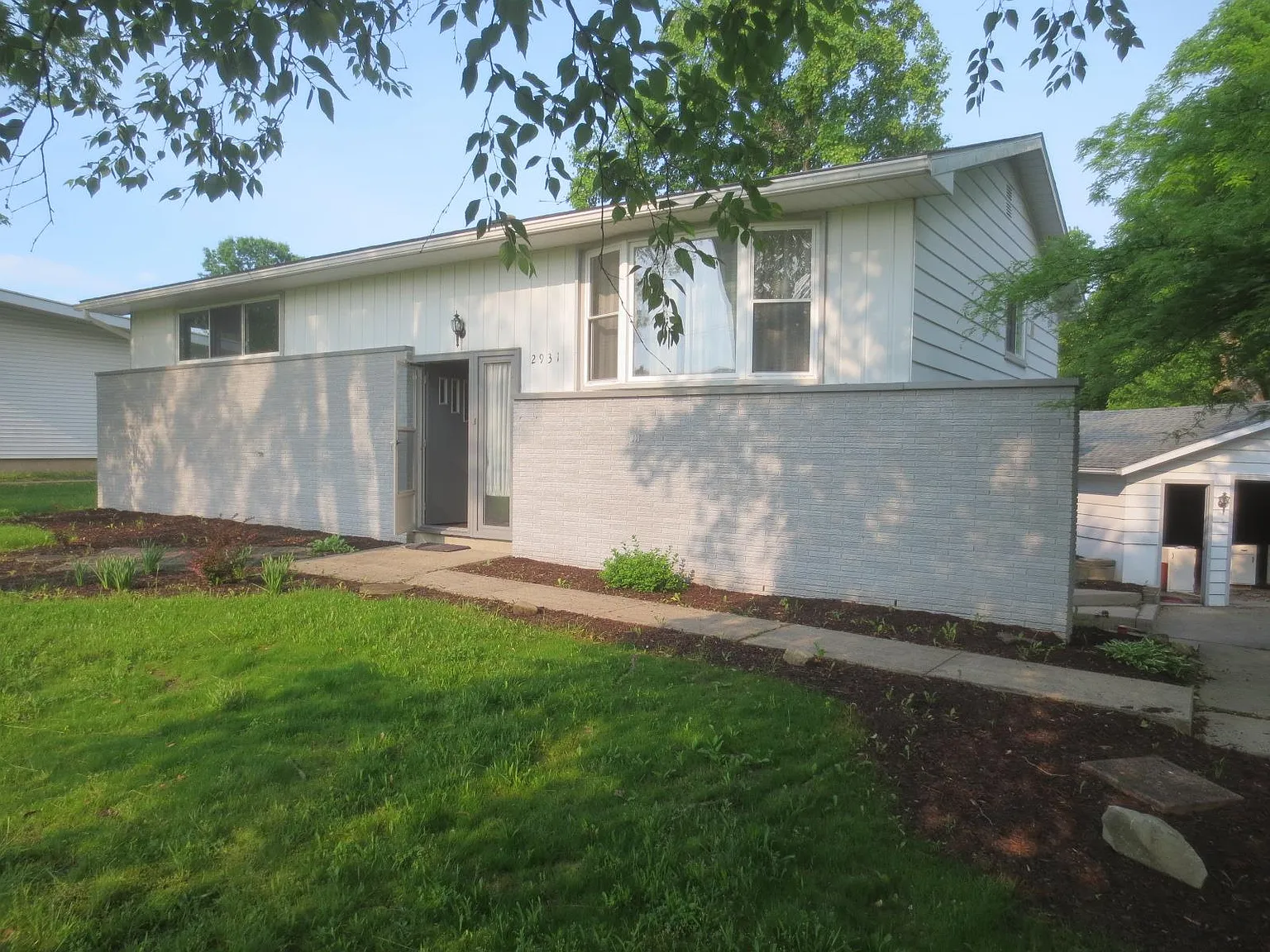 2931 Cambridge Blvd photo 1