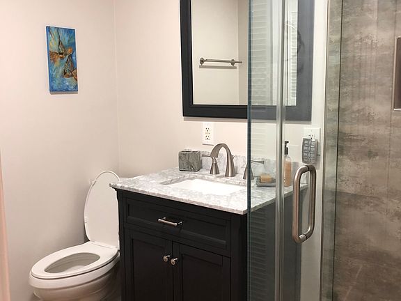 Guest apartment bath