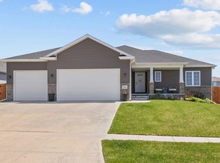 1212 Birchwood Dr, Hickman, NE 68372