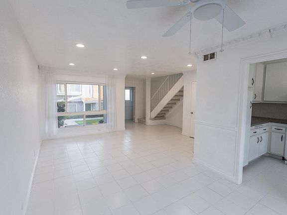 Living room/dining area