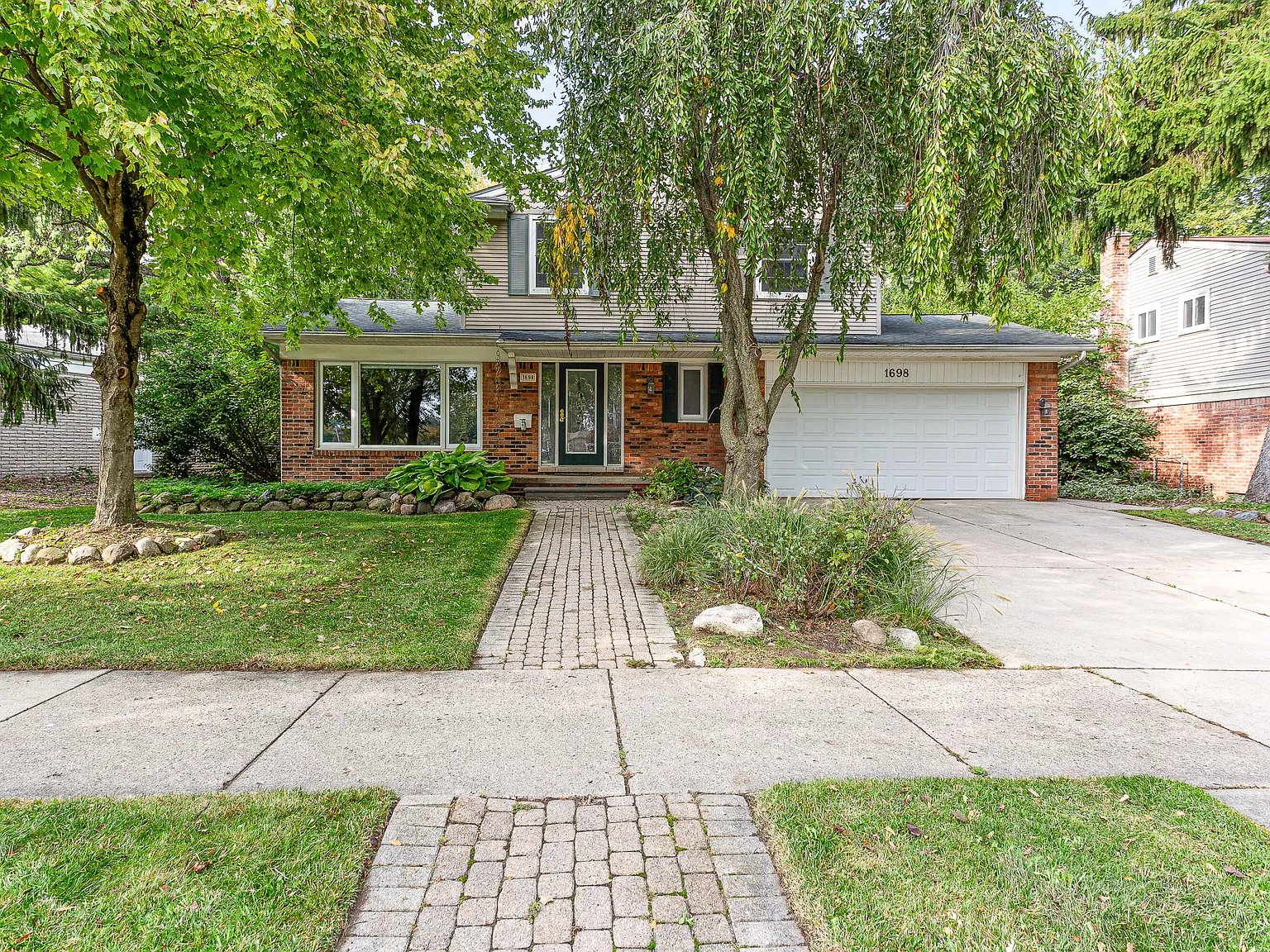 5 bed, 2.5 bath, 2326 sqft, $3,900 — Photo 3