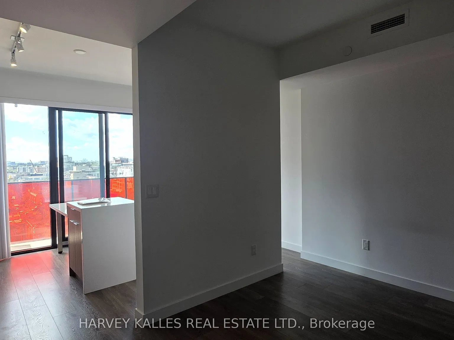215 Queen St W — Photo 3