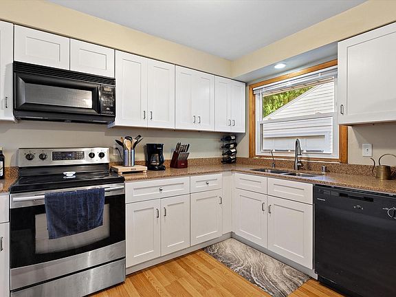 3rd image of 2709 Pinehurst AVENUE