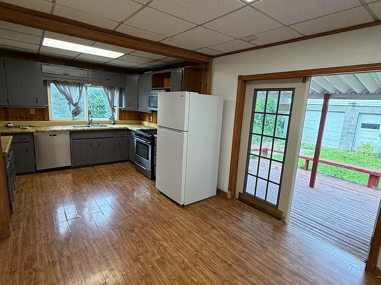 65 Tompkins St — Photo 10