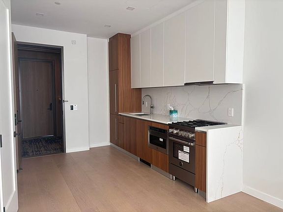 2nd image of 3532 Leavitt St #2