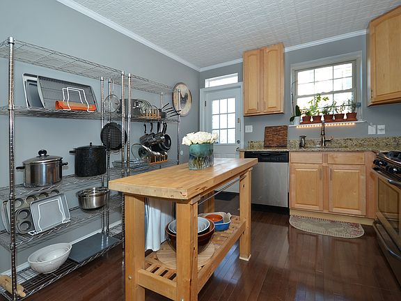 Kitchen has table space!