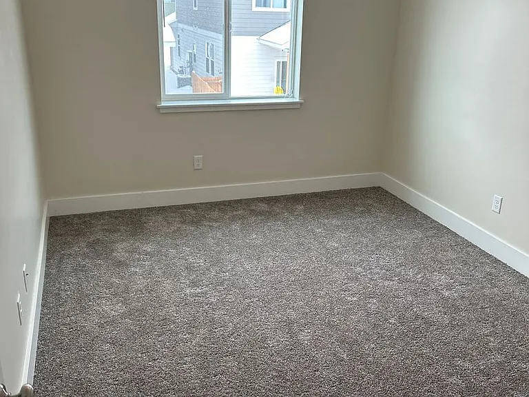 1072 Abigail Ln — Photo 11