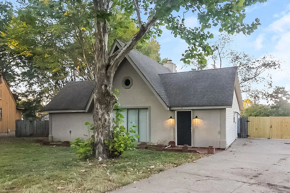 3 bed, 2.0 bath, 1501 sqft, $1,720 — Photo 1