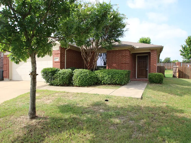 557 Winbridge Ln — Photo 1