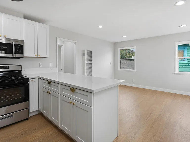 1107 E 3rd St #B — Photo 8