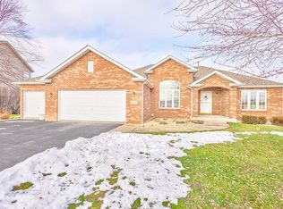383 Red Fox Dr, Davis Junction, IL 61020