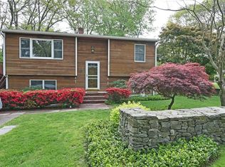 25 Wake Robin Trl, Saunderstown, RI 02874