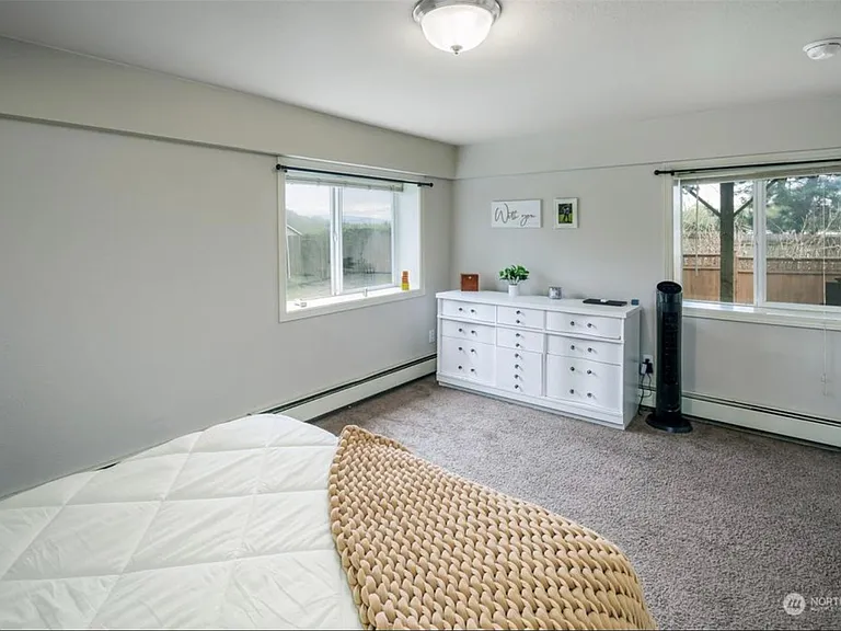 2043 Yew St — Photo 12