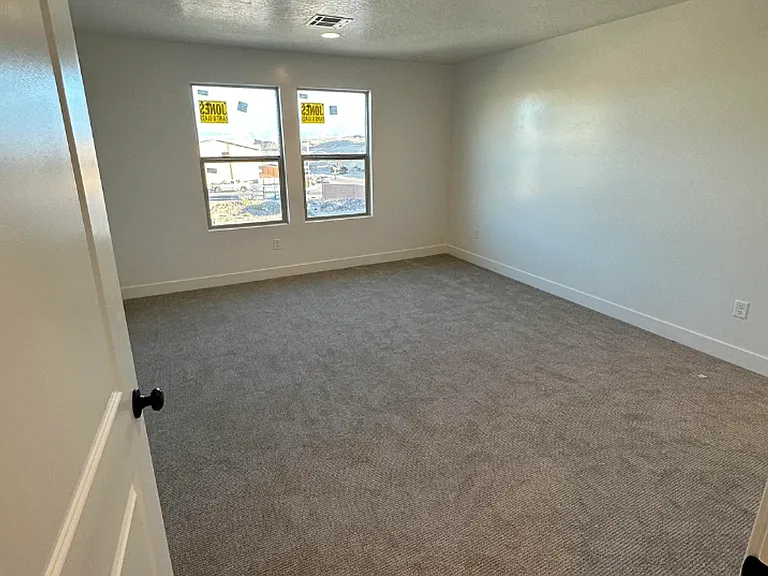 2296 E Alexander Ln — Photo 3