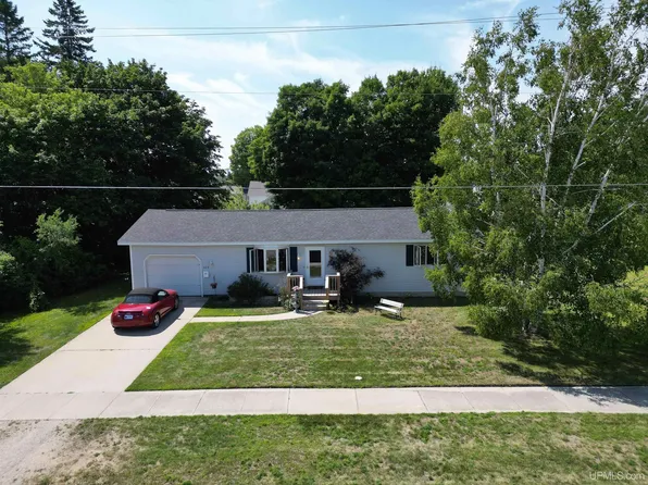 117 N 1st St, Manistique, MI 49854