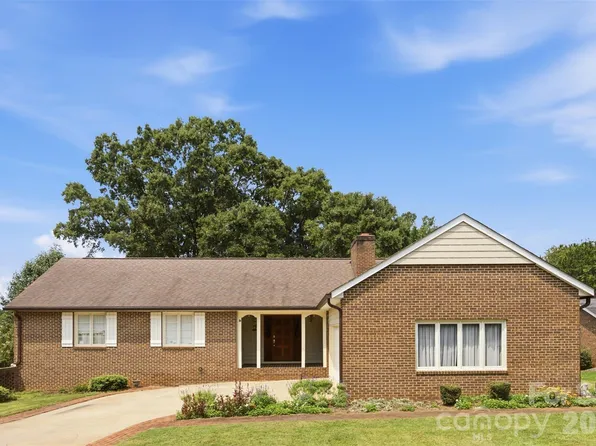 3721 9th Street Dr NE, Hickory, NC 28601