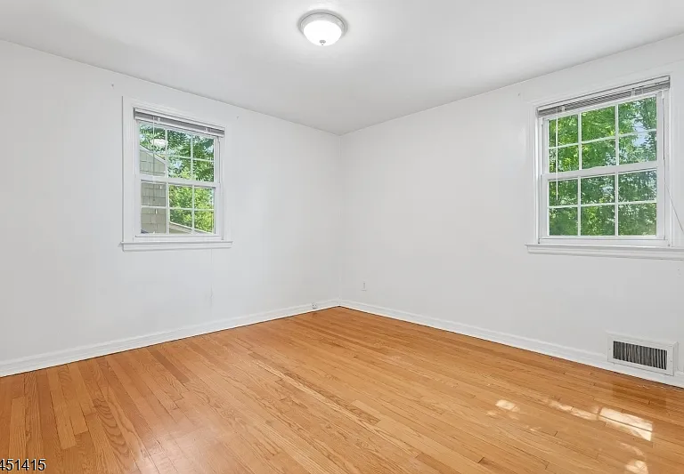 32 Locust Ave — Photo 16