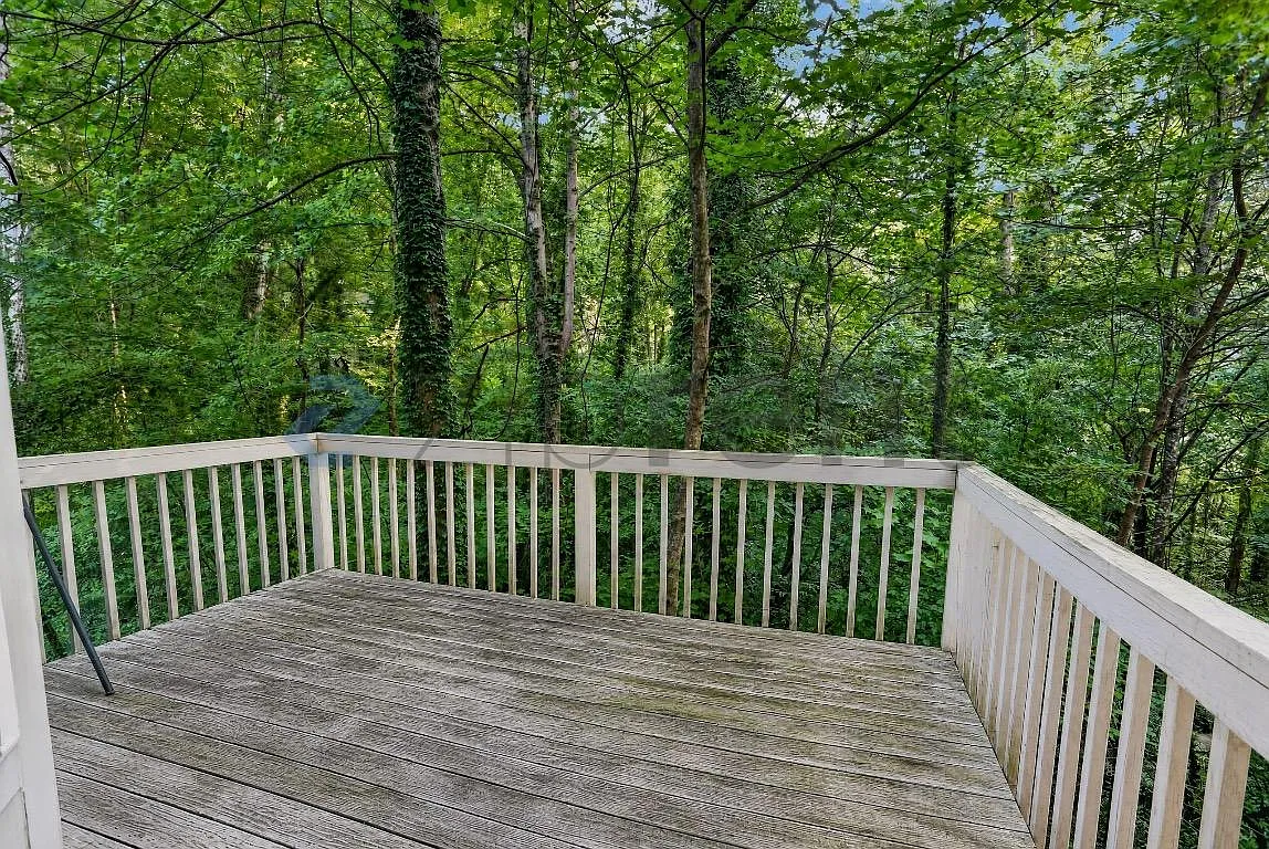 5 bed, 2500 sqft, $2,500 — Photo 4